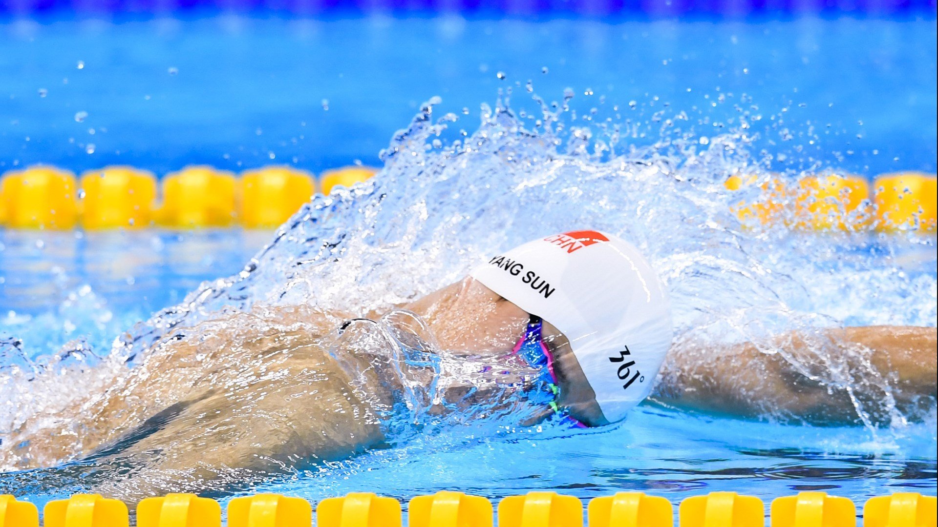 爱游戏-替补球员把握上场机会关键时刻送出决定性助攻，替补球员应从什么位置入场